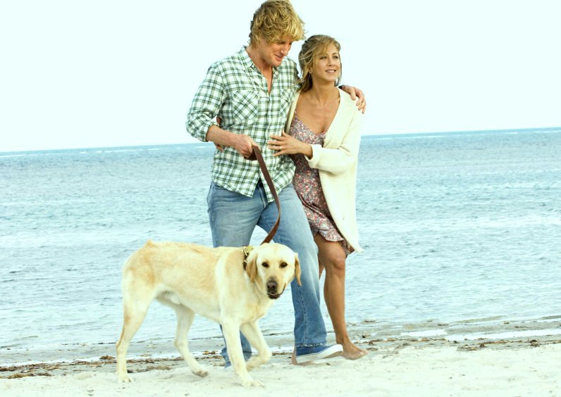 John, Jenny e Marley na praia no filme Marley e Eu