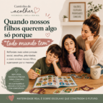 Mãe e dois filhos olhando álbum de figurinhas da Copa juntos