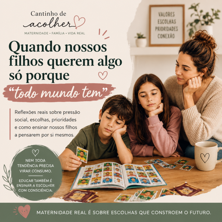 Mãe e dois filhos olhando álbum de figurinhas da Copa juntos