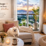 Sala aconchegante com almofadas, mantinha, flores e Lulu da Pomerânia — aconchego não mora no luxo mora nos detalhes