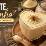 Caneca de leite Ninho quente cremoso em ambiente aconchegante com manta e iluminação acolhedora