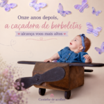 Bebê em aviãozinho de madeira olhando para borboletas — capa do post sobre os 11 anos da minha filha