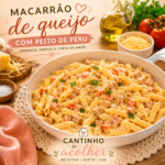 Macarrão cremoso de queijo com peito de peru servido em panela rústica, com ingredientes ao redor — receita afetiva do blog Cantinho de Acolher.