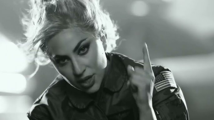 Lady Gaga no clipe da música Hold My Hand trilha sonora do filme Top Gun Maverick