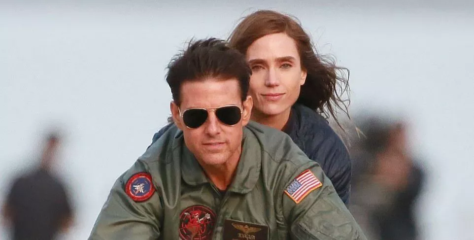 Maverick e Penny na moto em cena do filme Top Gun Maverick