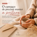 Mulher segurando uma xícara de café com as duas mãos, em ambiente aconchegante, ao lado de um caderno e flores secas — representando o cansaço emocional de quem mantém a postura.