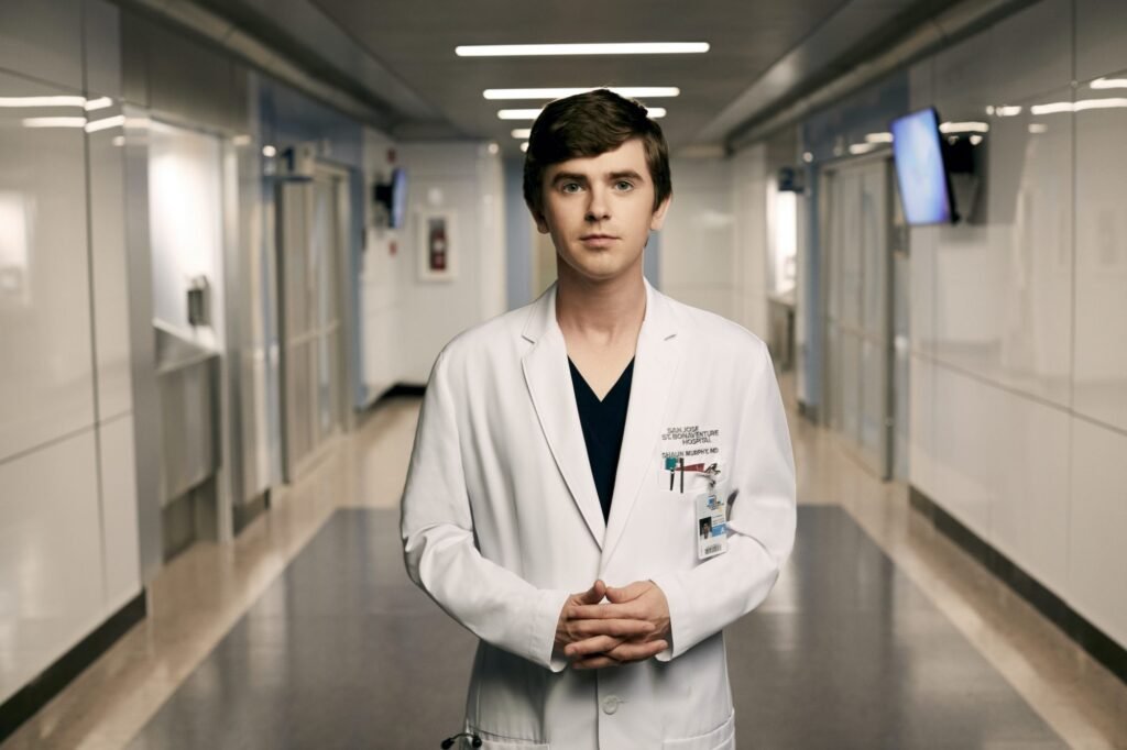 Dr. Shaun Murphy no corredor do hospital em The Good Doctor