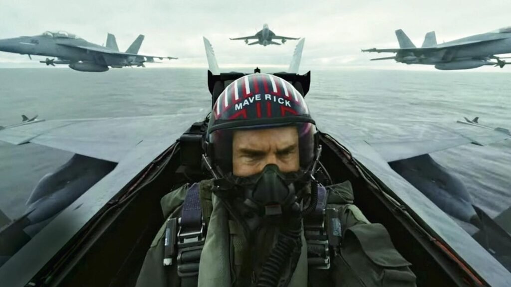 Tom Cruise como Maverick dentro da cabine do avião em Top Gun Maverick