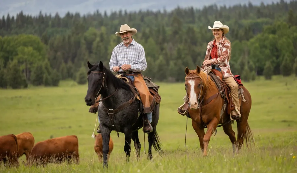 Amy e Jack cavalgando na série Heartland, em uma cena que mostra a vida no rancho e a conexão com os cavalos.