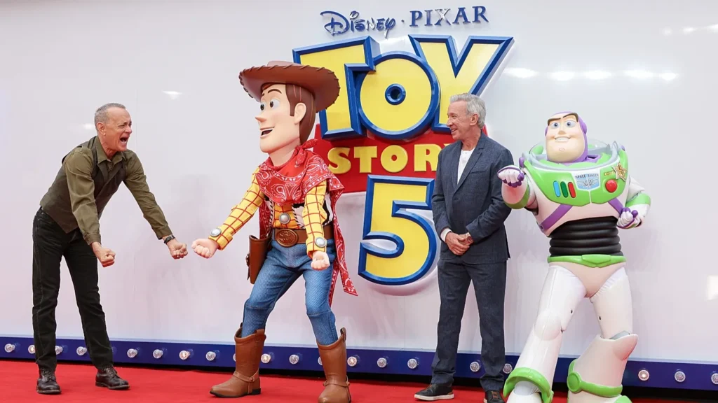 Tom Hanks em evento de Toy Story 5, relacionado à voz original do Woody na franquia da Disney Pixar.