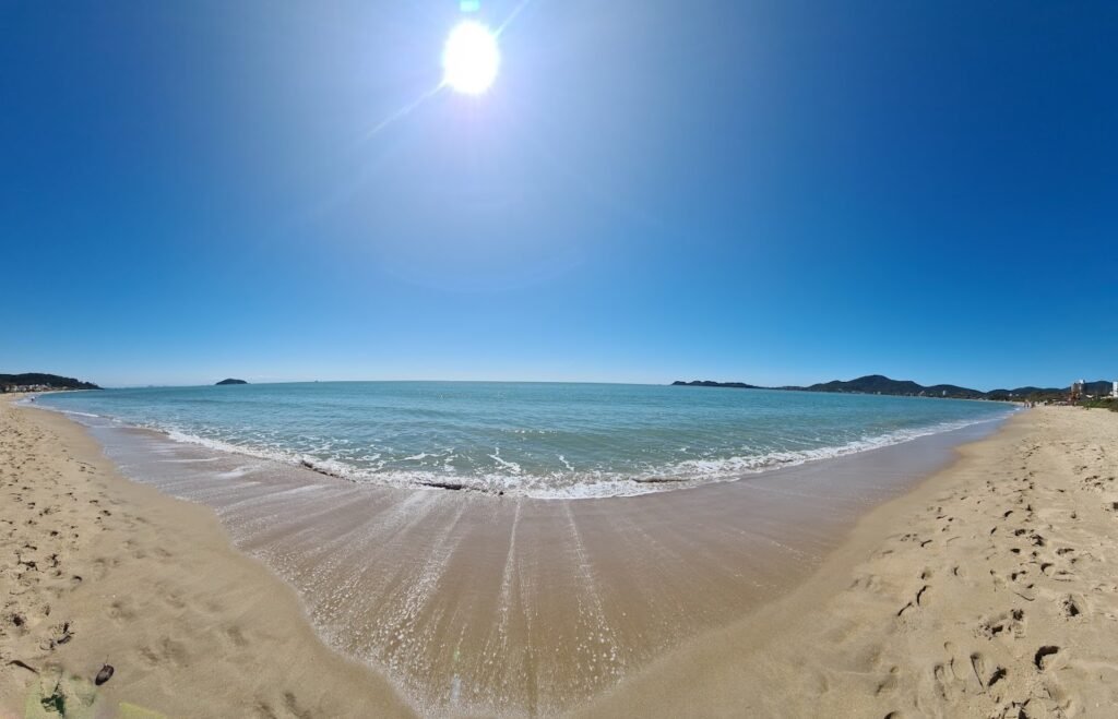 Praia em Penha, Santa Catarina, perto da hospedagem durante viagem ao Beto Carrero.