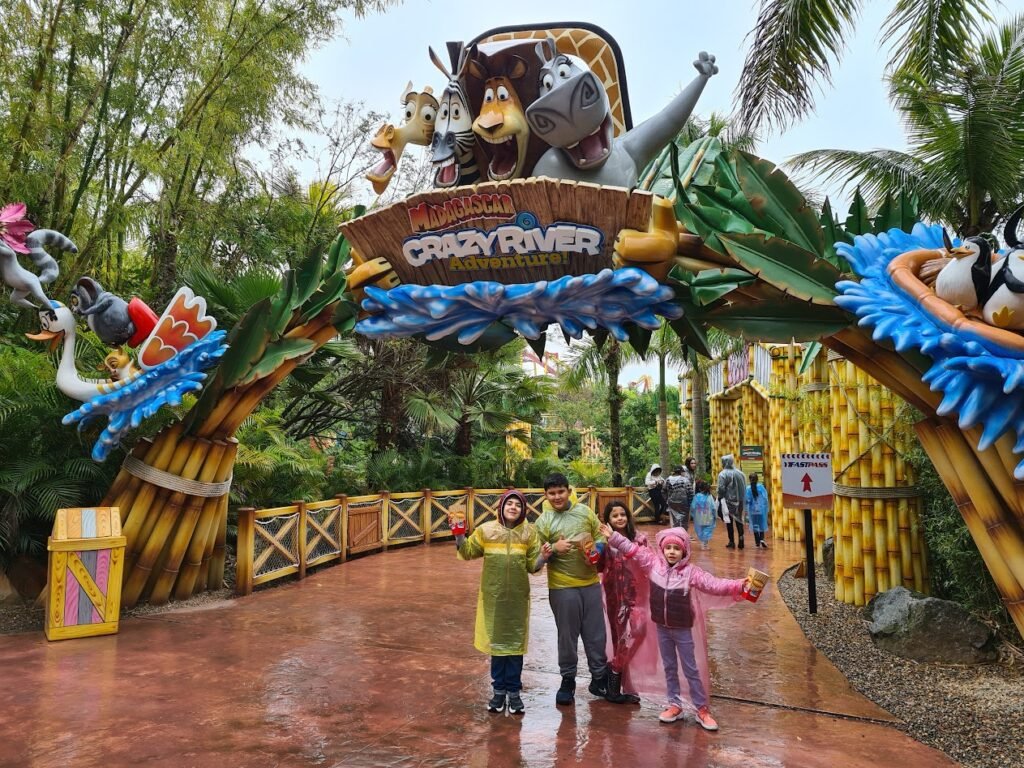 Área temática de Madagascar no Beto Carrero World durante viagem em família com crianças.