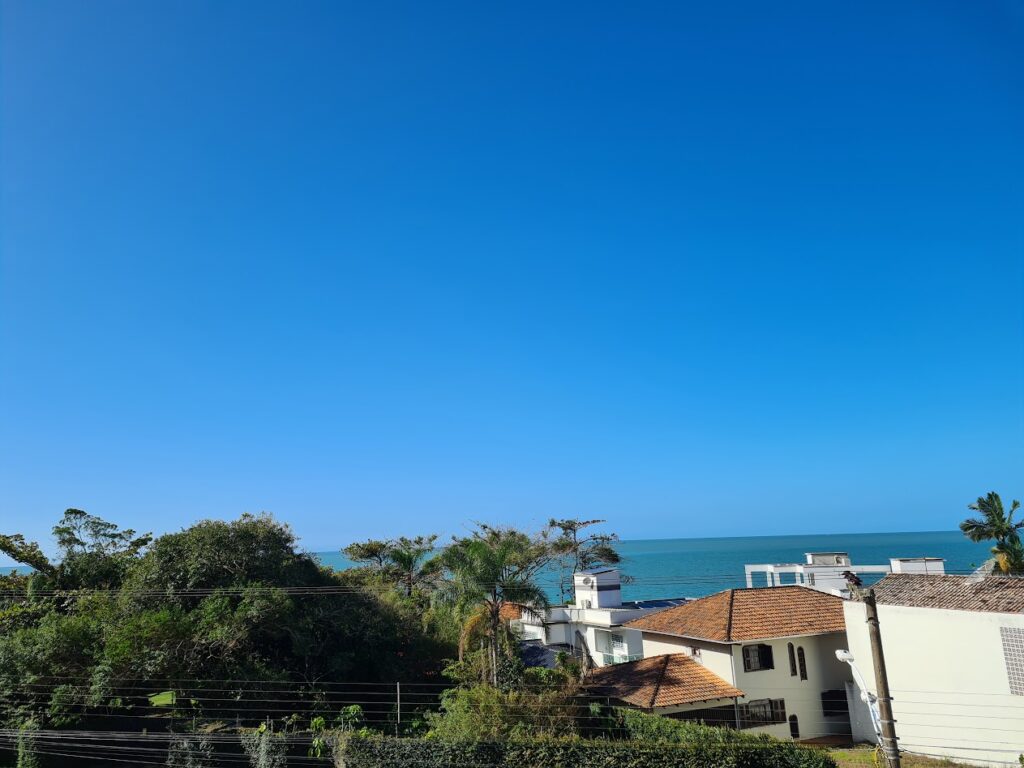 Vista do apartamento em Penha durante viagem ao Beto Carrero com crianças e cachorro.