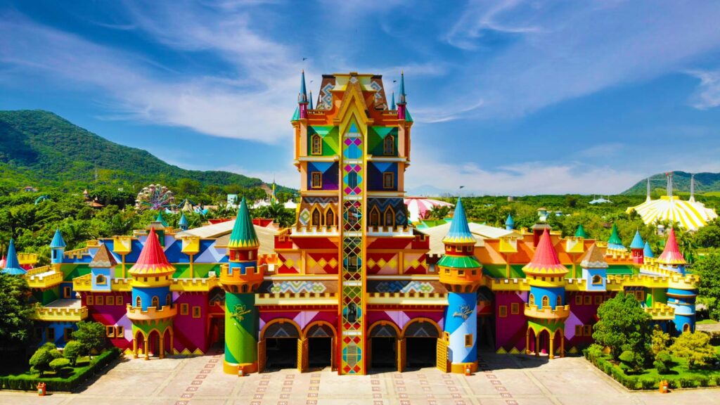 Entrada colorida do Beto Carrero World em Penha durante viagem em família com crianças.