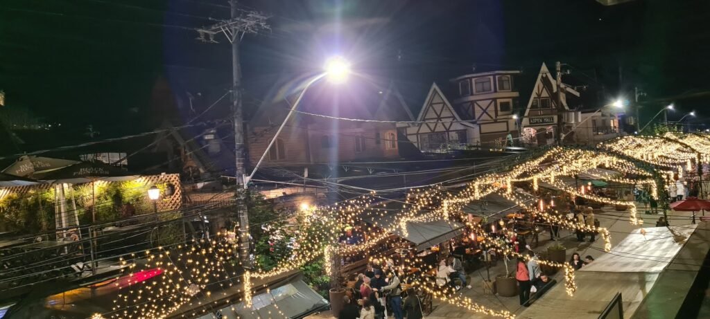 Capivari à noite em Campos do Jordão, com luzes, restaurantes e clima de inverno.