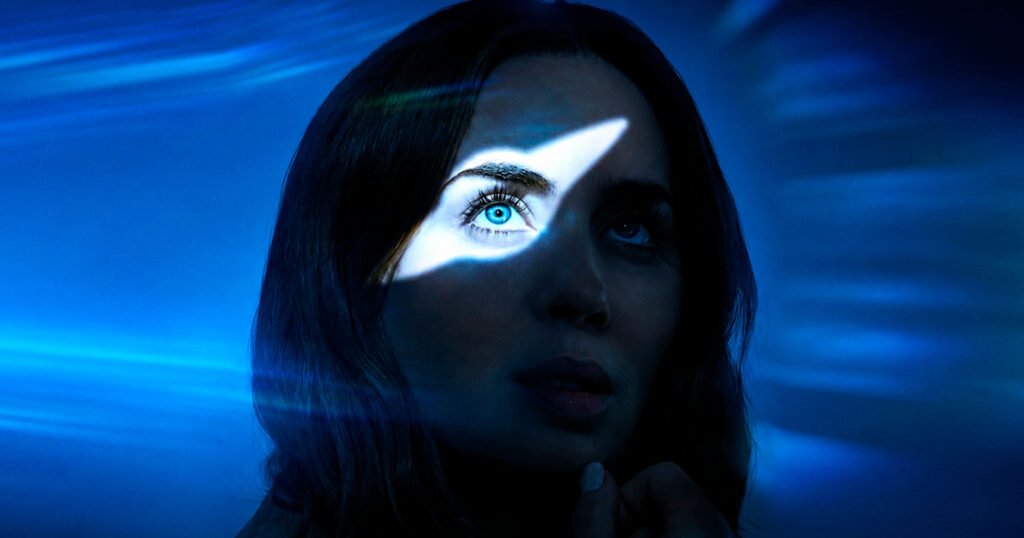Cena do filme Dia D, de Steven Spielberg, com Emily Blunt em um momento de tensão e mistério.