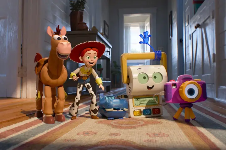 Jessie e novos brinquedos em cena de Toy Story 5, filme da Disney Pixar sobre infância, amizade e tecnologia.