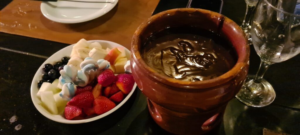 Fondue de chocolate com frutas e marshmallows em Campos do Jordão.