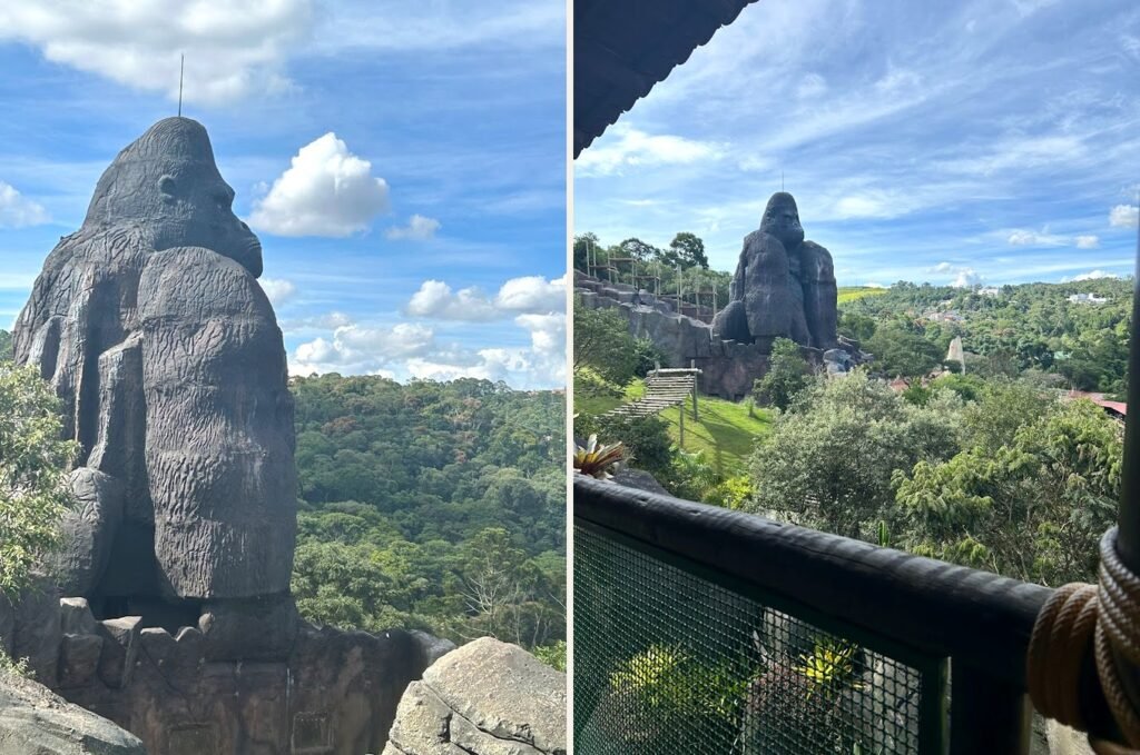 Estátua do gorila gigante no Animália Park em Cotia, vista de diferentes pontos do parque em meio à natureza.