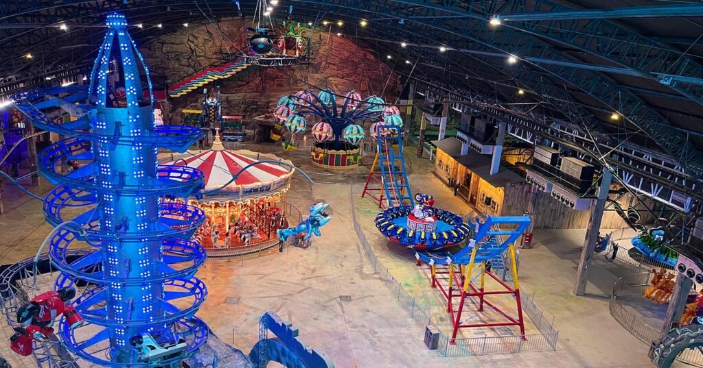 Área de diversão indoor do Animália Park em Cotia, com brinquedos coloridos e atrações cobertas para crianças.