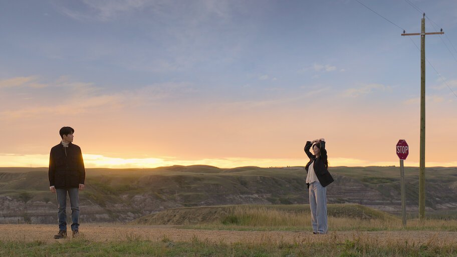 Cena de O Amor Pode Ser Traduzido?, dorama da Netflix, com os personagens em uma paisagem ao pôr do sol.