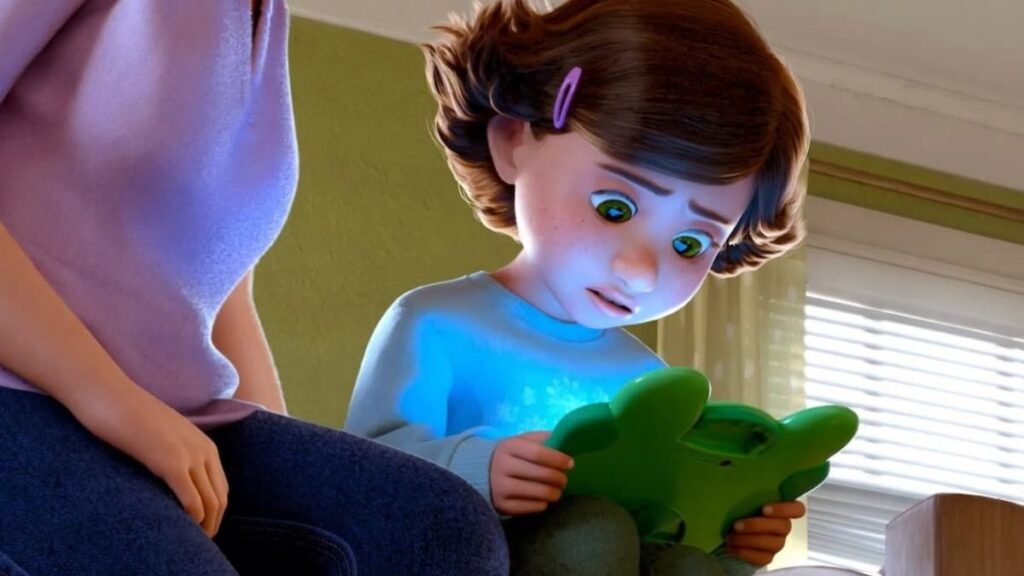Bonnie usando um aparelho eletrônico em cena de Toy Story 5, filme que aborda tecnologia, infância e o equilíbrio no uso das telas.
