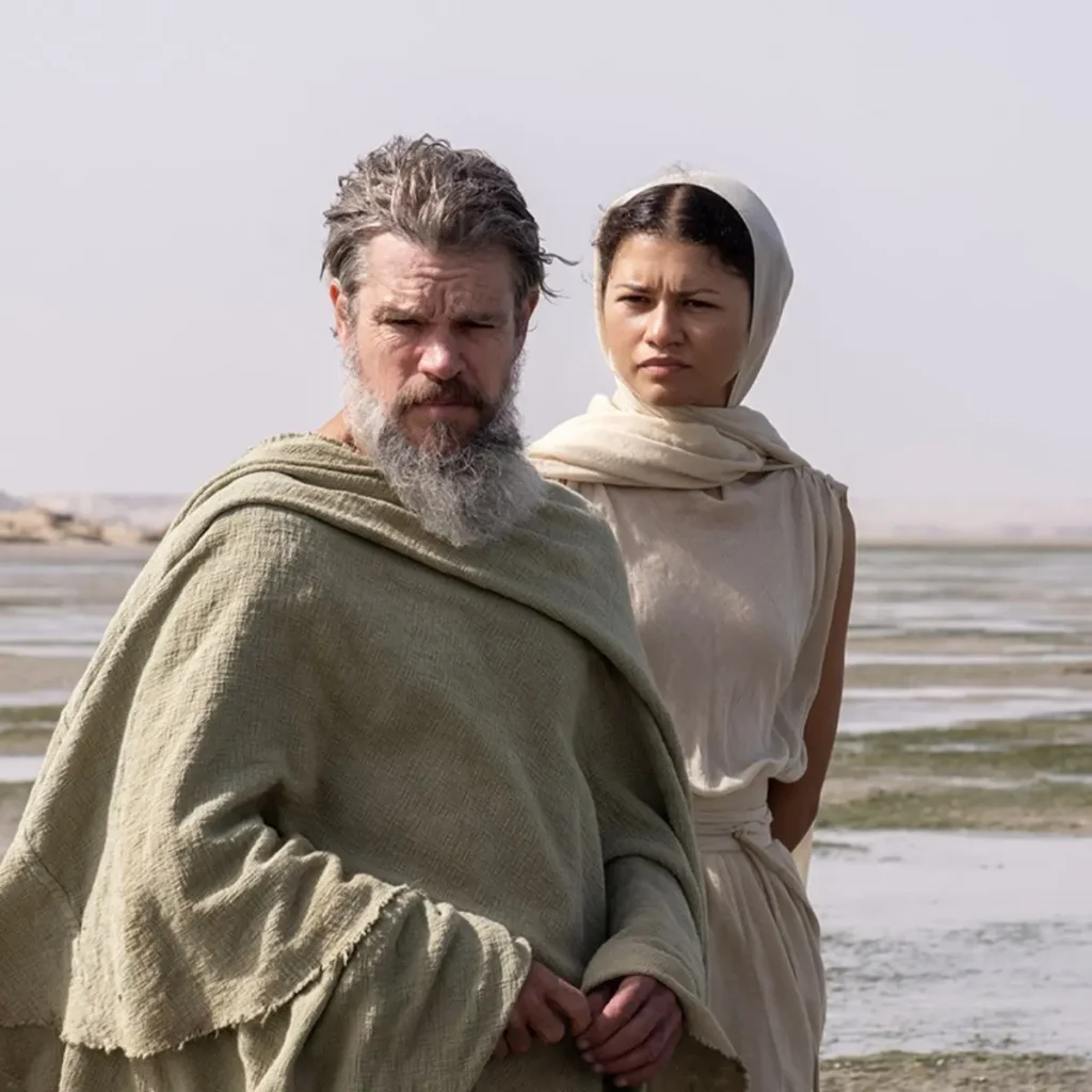 Odisseu ao lado de Atena em cena do filme A Odisseia, de Christopher Nolan