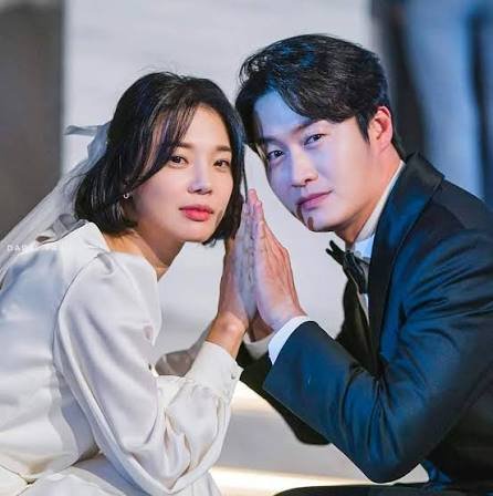 Lim Hee-kyung e Han Joon-woo em uma cena romântica do dorama Beleza Verdadeira.
