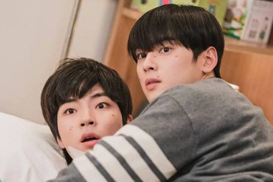 Lee Su-ho e Han Seo-jun em uma cena divertida do dorama Beleza Verdadeira.