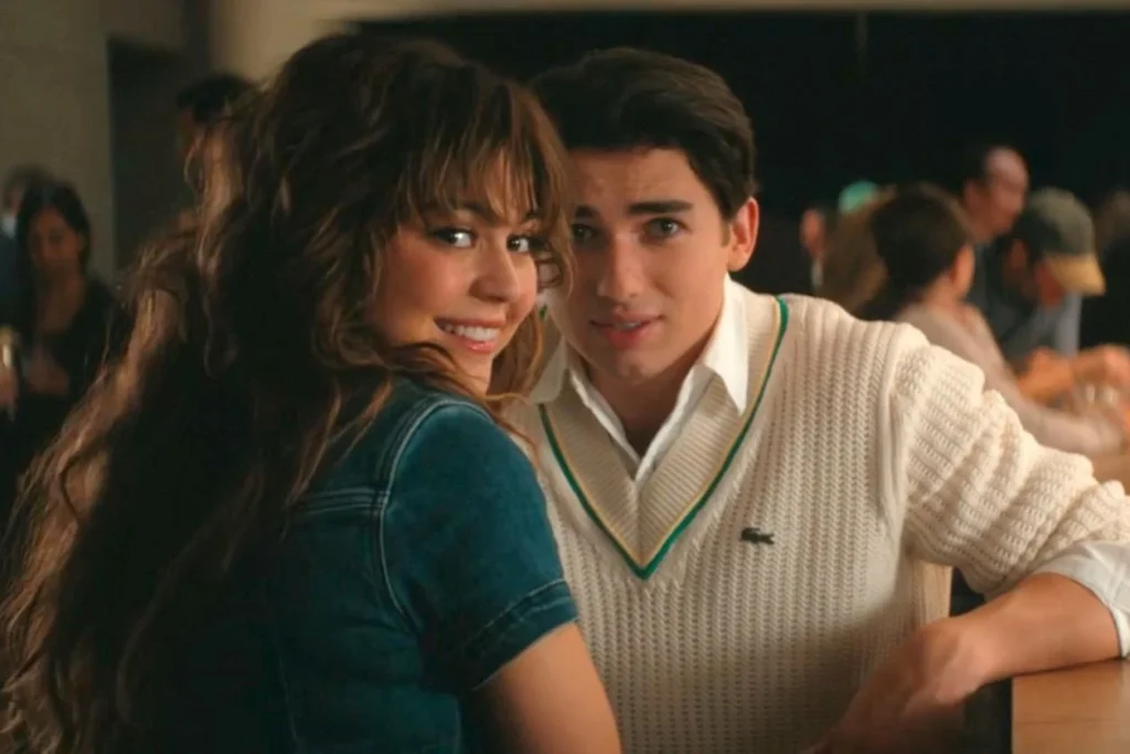 Allie Hayes em Off Campus: Amores Improváveis ao lado de novo jogador ligado à 2ª temporada da série.