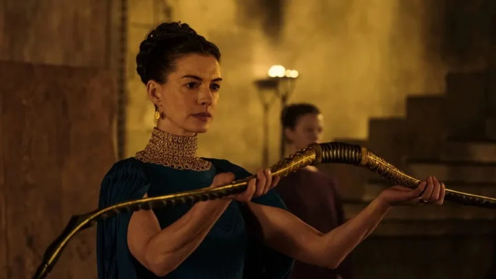 Penélope em cena do filme A Odisseia, de Christopher Nolan, segurando um arco