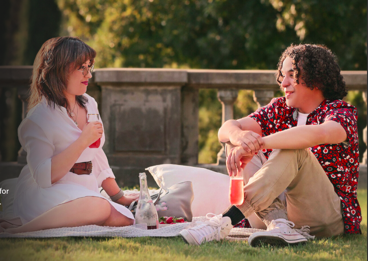 Dani, participante de Amor no Espectro, em cena da série da Netflix durante um encontro ao ar livre.