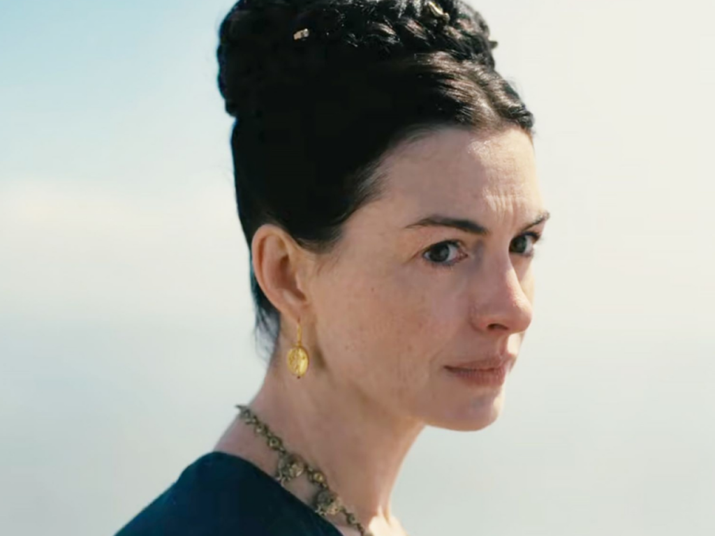 Anne Hathaway como Penélope, com maquiagem e penteado naturais, no filme A Odisseia