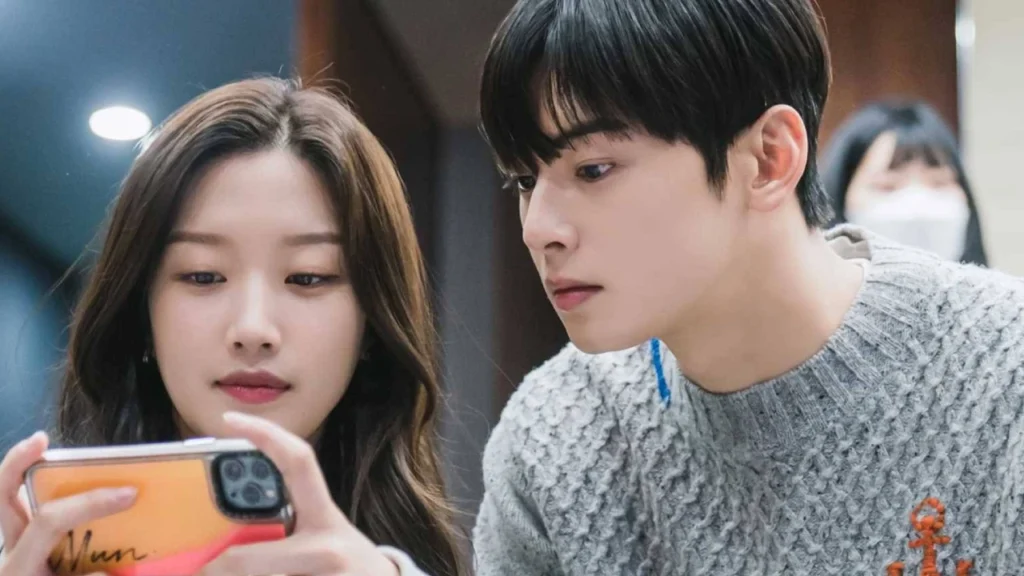Lim Ju-kyung e Lee Su-ho olhando o celular em uma cena do dorama Beleza Verdadeira.