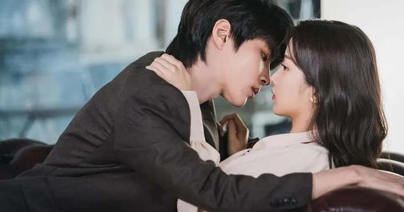 Lim Ju-kyung e Lee Su-ho em uma cena romântica do dorama Beleza Verdadeira.