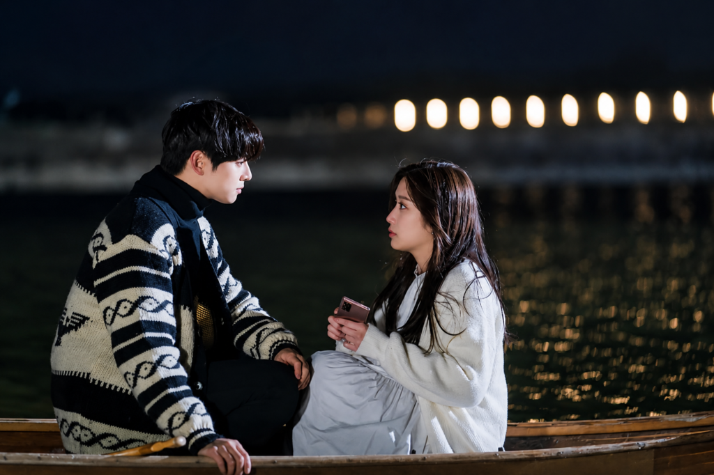 Lee Su-ho e Lim Ju-kyung conversando em um barco à noite no dorama Beleza Verdadeira.