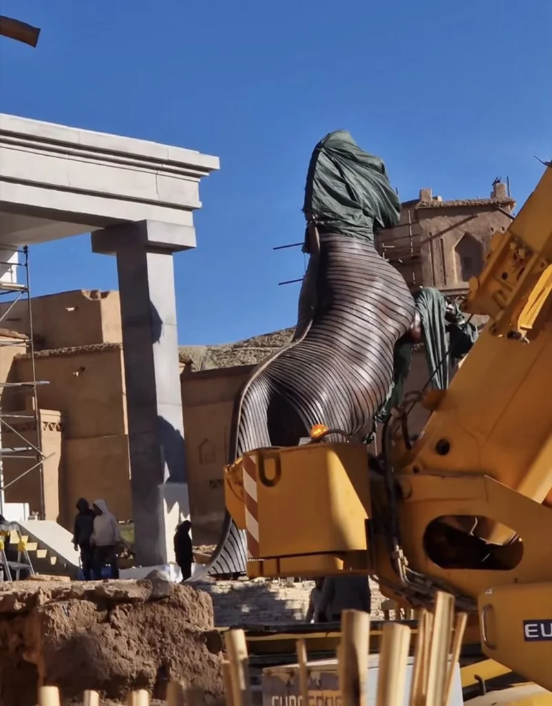 Cavalo de Troia construído em tamanho real nos bastidores do filme A Odisseia, de Christopher Nolan