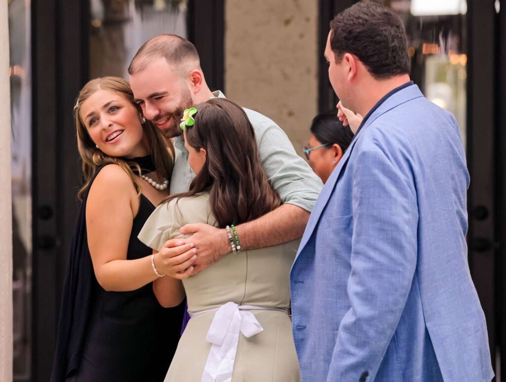 Participantes de Amor no Espectro Netflix reunidos na festa de noivado de Madison, em um momento especial da série sobre autismo, relacionamentos e formas de amar.
