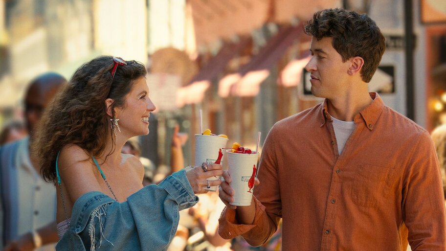 Poppy e Alex, interpretados por Emily Bader e Tom Blyth, conversando durante uma viagem em De Férias com Você, da Netflix