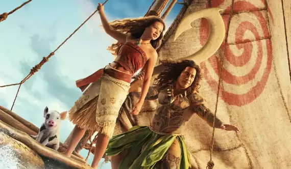Moana e Maui navegando no live-action de Moana