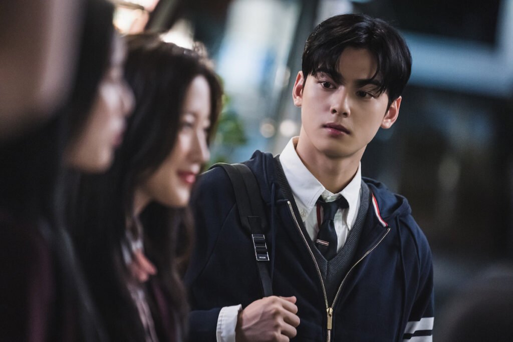 Lim Ju-kyung, Lee Su-ho e Han Seo-jun em uma cena do dorama Beleza Verdadeira.