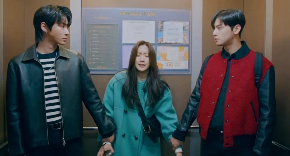Han Seo-jun, Lim Ju-kyung e Lee Su-ho em uma cena do triângulo amoroso de Beleza Verdadeira.