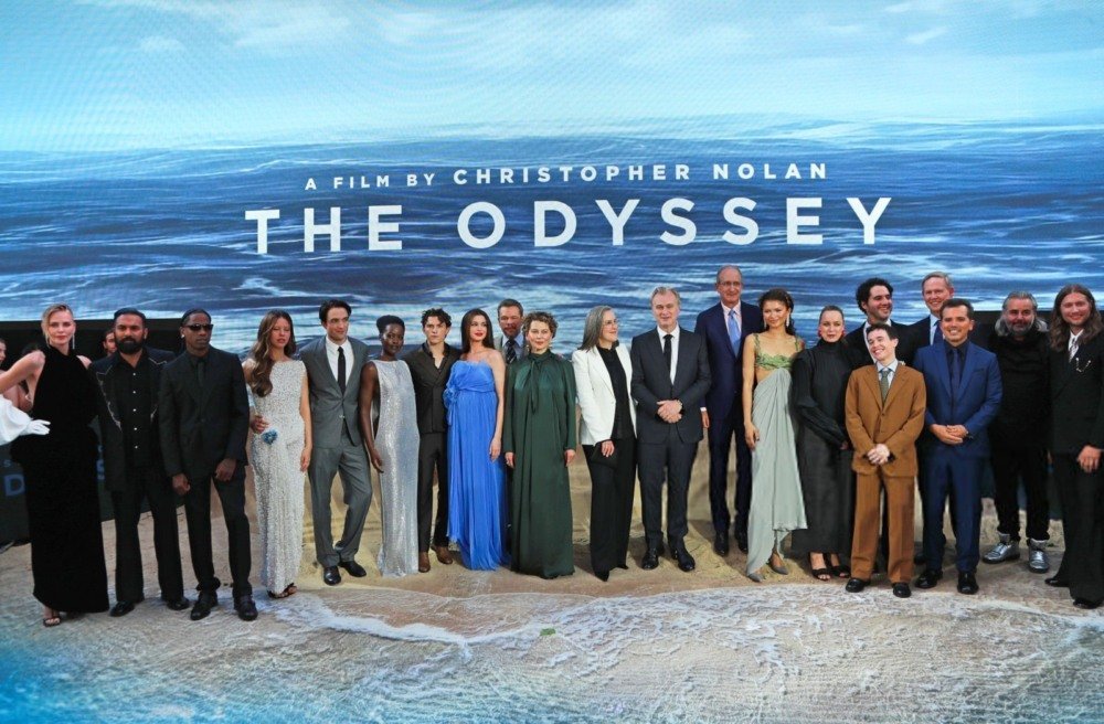 Elenco do filme A Odisseia reunido durante a produção dirigida por Christopher Nolan