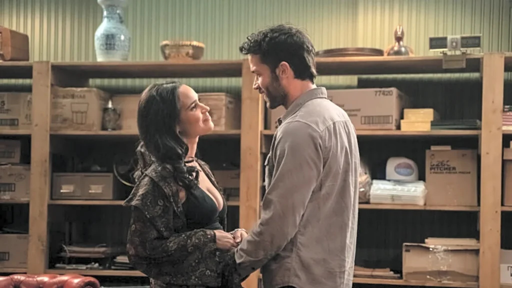 Ellie Estevez, interpretada por Marianly Tejada, conversando com Yancy Grey, vivido por Jack Schumacher, em Ransom Canyon 2ª temporada.