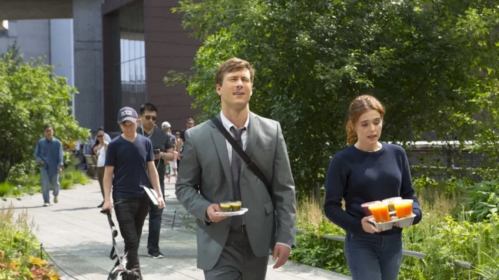Cena de O Plano Imperfeito com o casal protagonista caminhando ao ar livre, em uma comédia romântica da Netflix.