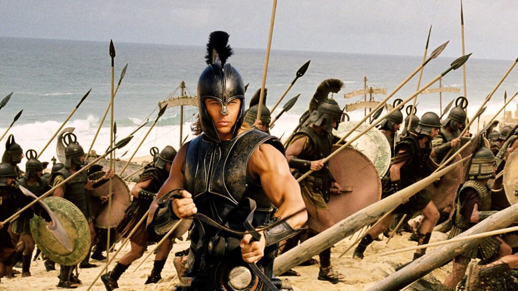 Brad Pitt como Aquiles em cena de batalha do filme Troia, de 2004