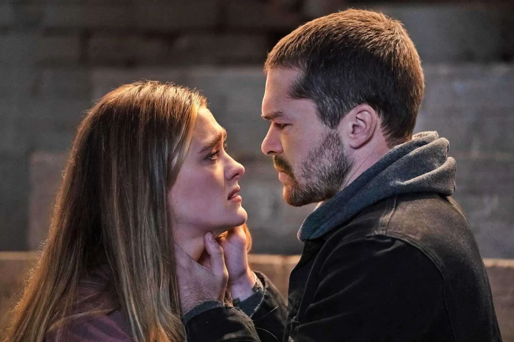 Lauren Brigman, interpretada por Lizzy Greene, e Kit Russell, vivido por Casey W. Johnson, prestes a se beijar em Ransom Canyon 2ª temporada.