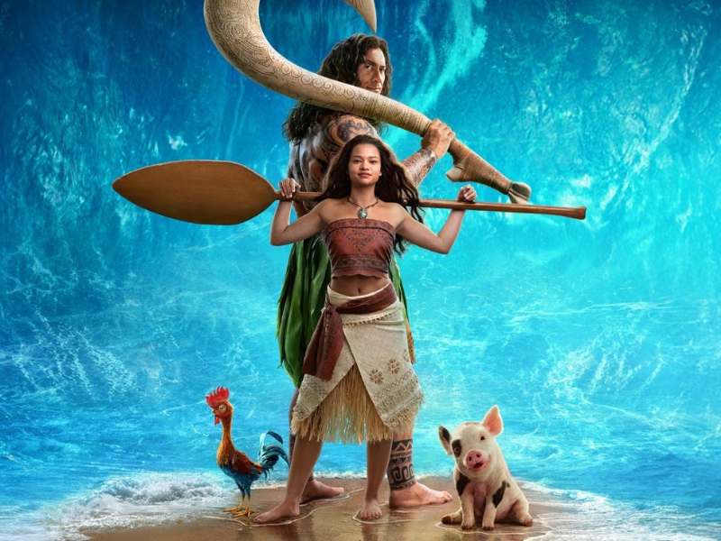 Moana e Maui no live-action de Moana, com Heihei e Pua diante do oceano
