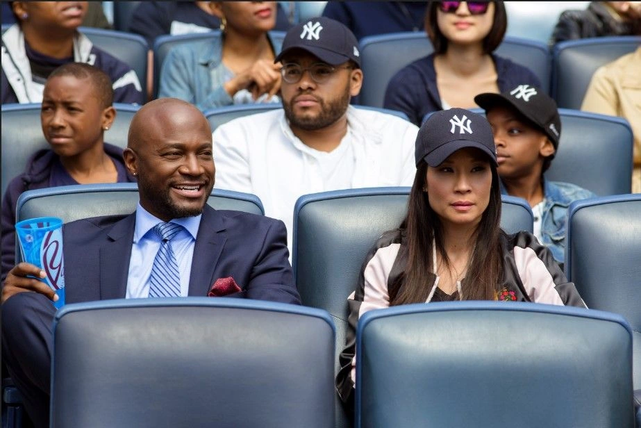 Lucy Liu e Taye Diggs em cena de O Plano Imperfeito, comédia romântica da Netflix.