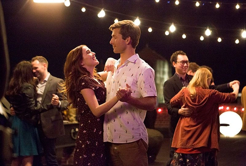Harper e Charlie em cena romântica de O Plano Imperfeito, comédia romântica da Netflix.
